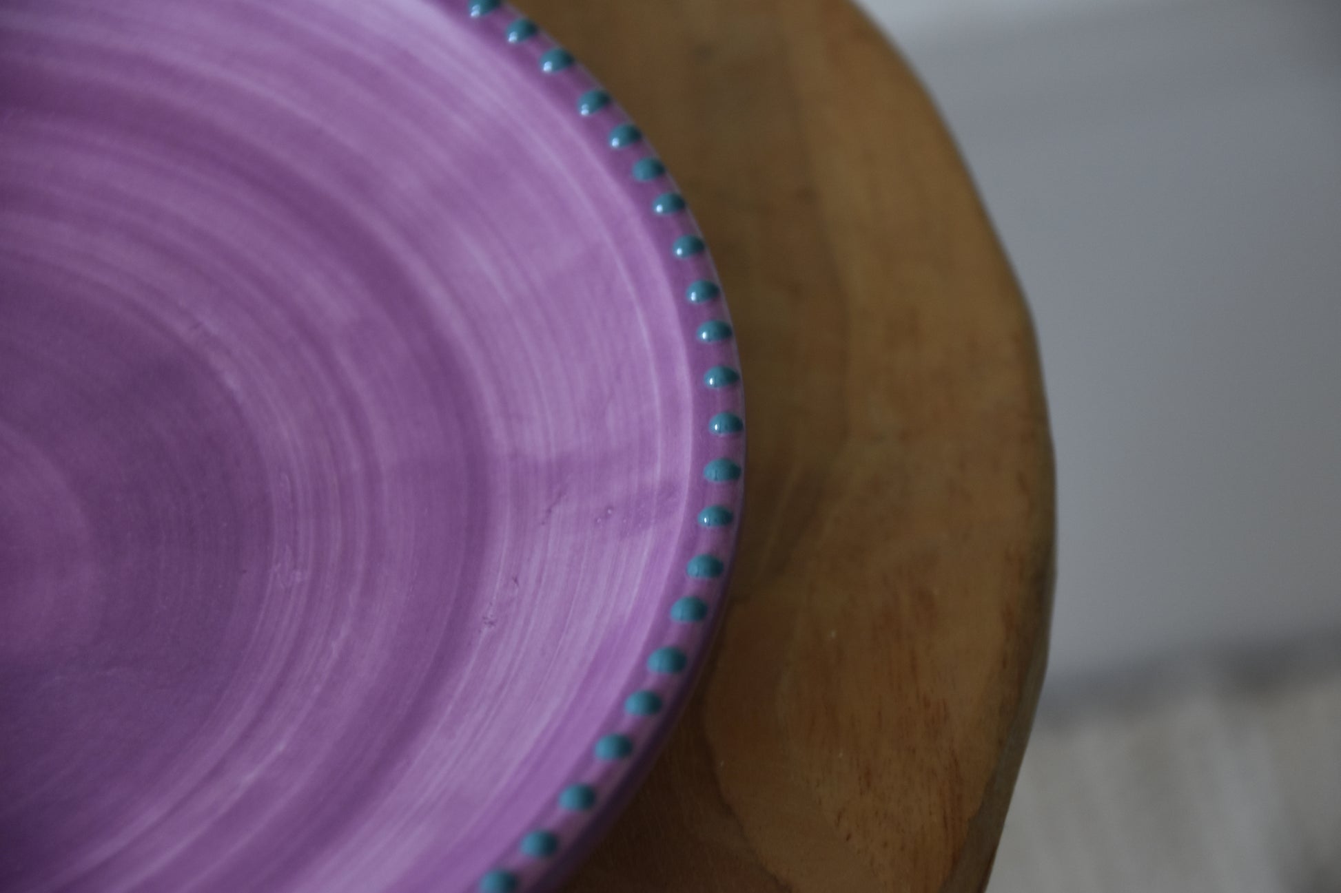 Spaanse handgemaakte pastel gekleurde borden