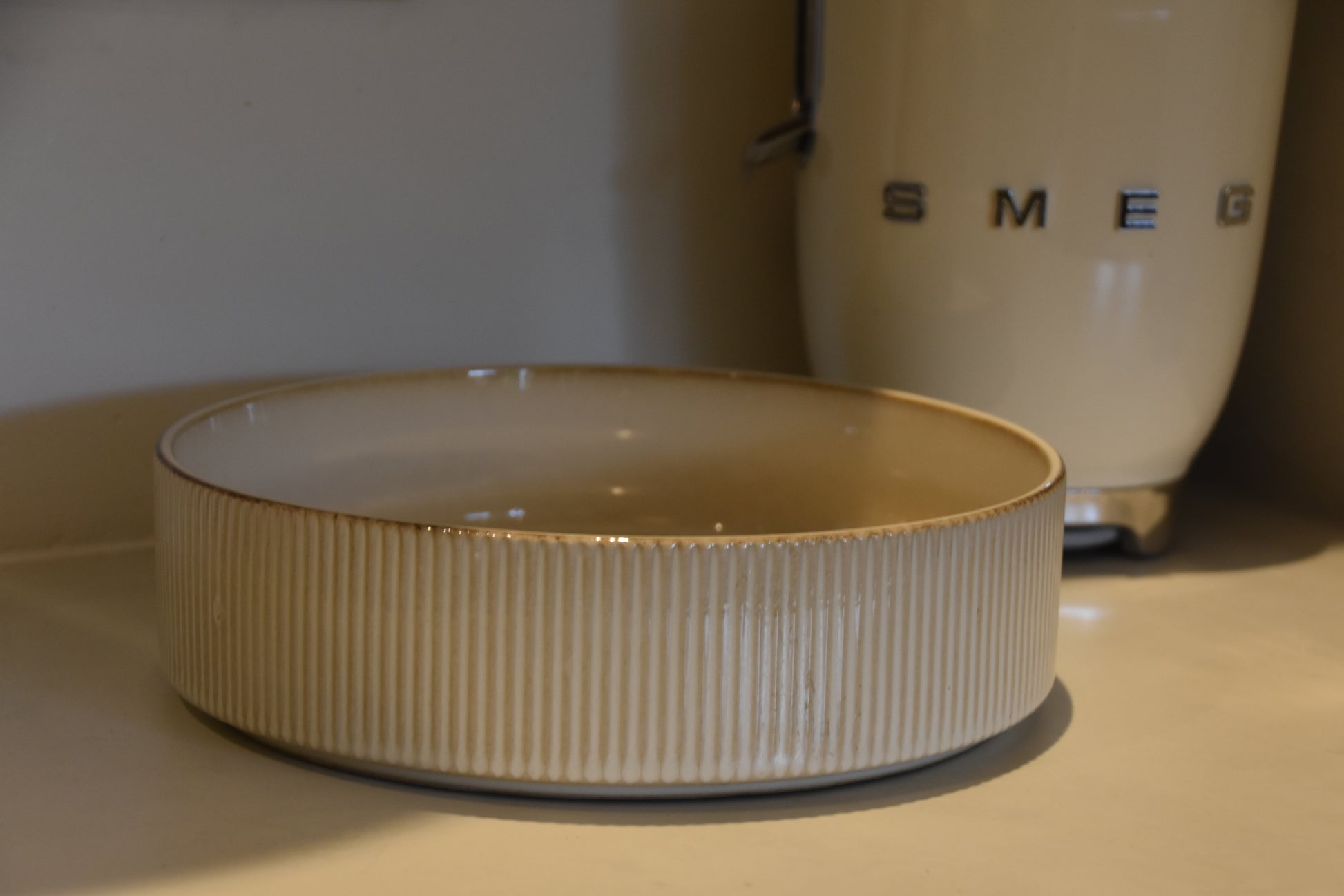 Keramische Schaaltje met Ribbelstructuur – Crème-Wit