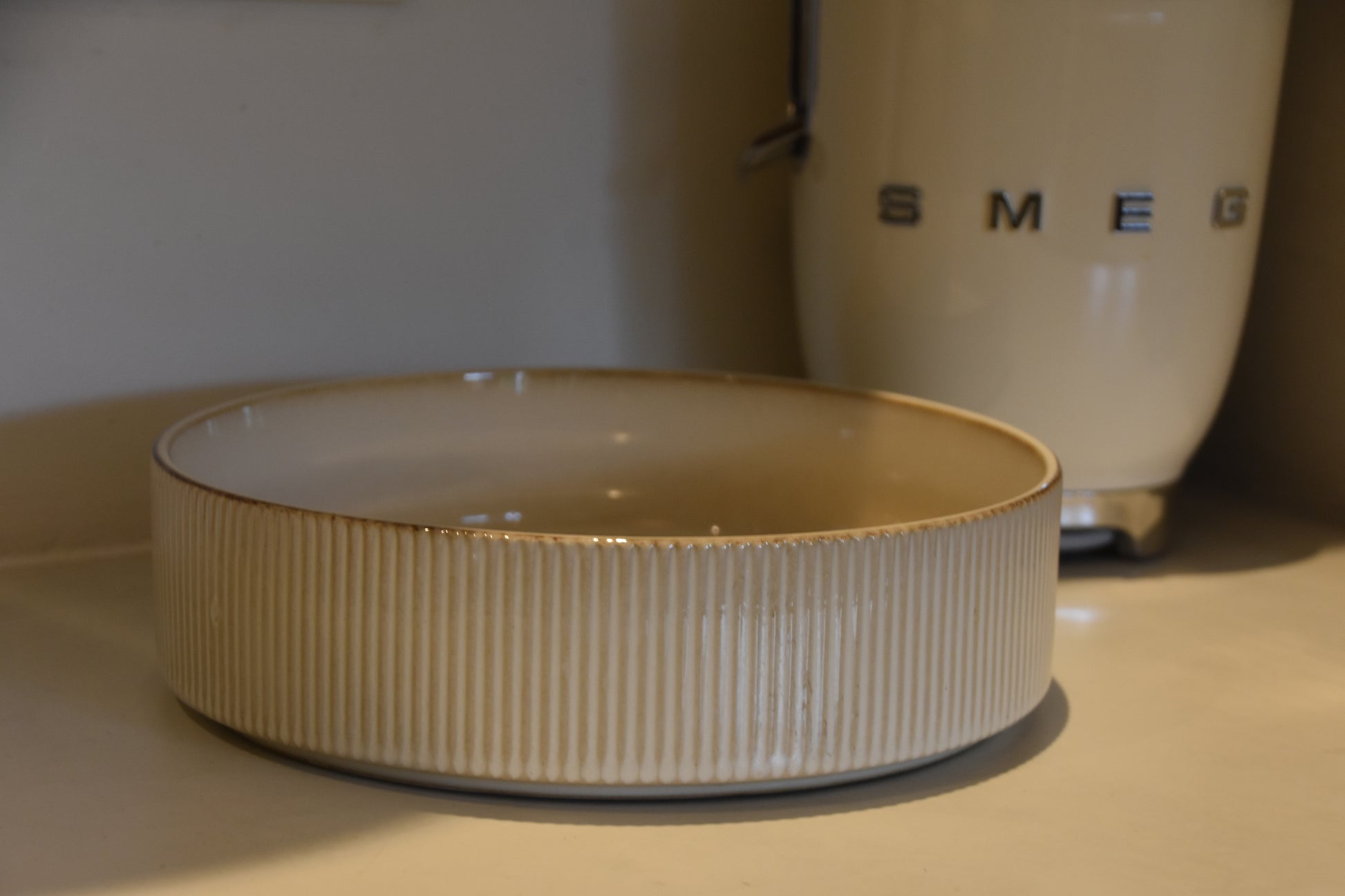 Keramische Schaaltje met Ribbelstructuur – Crème-Wit