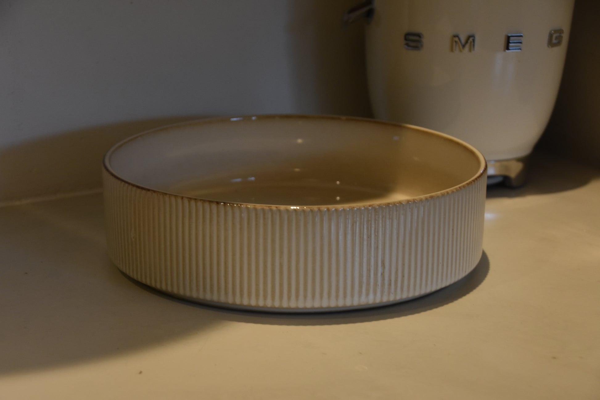 Keramische Schaaltje met Ribbelstructuur – Crème-Wit