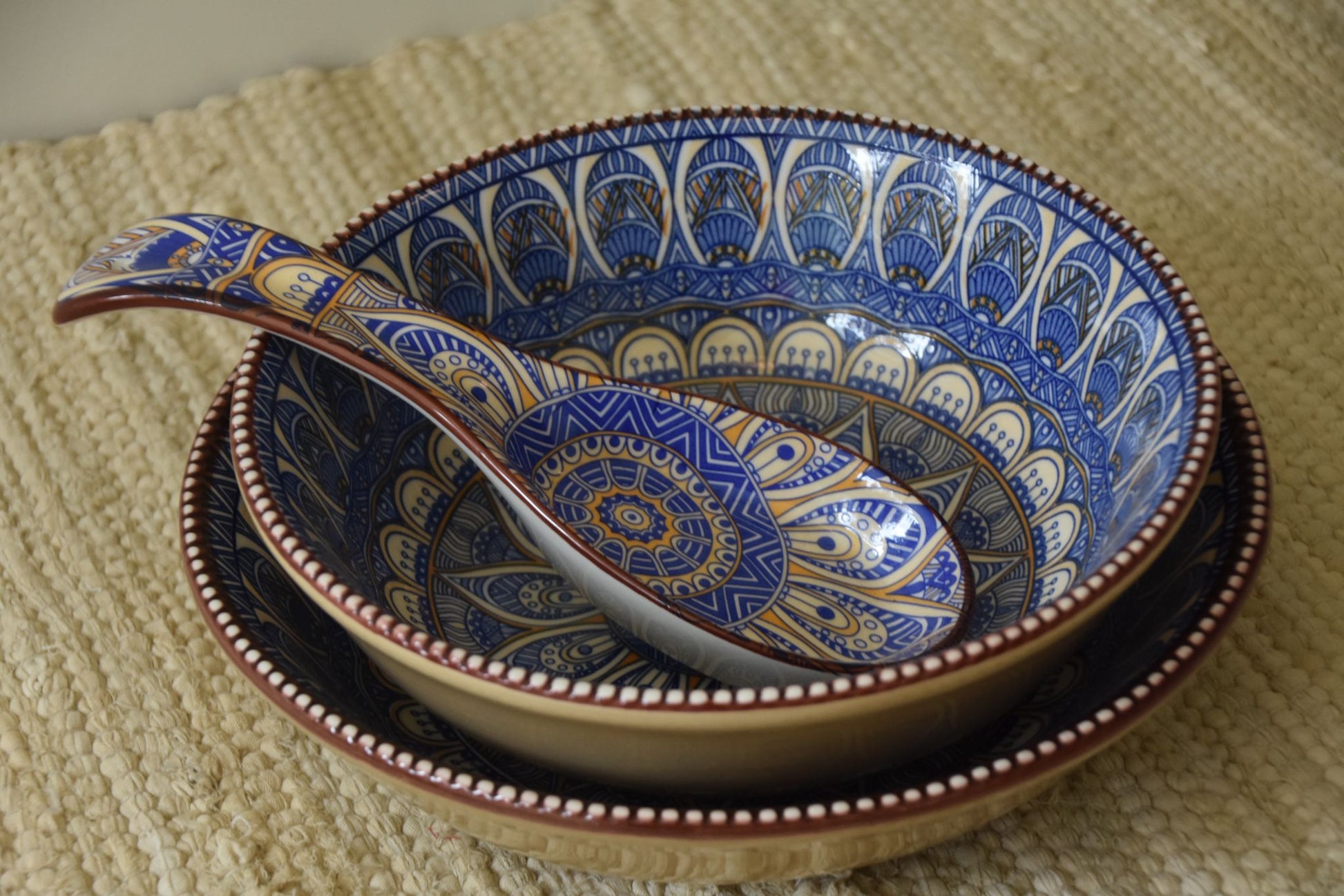 Hand beschilderde keramieken kommen