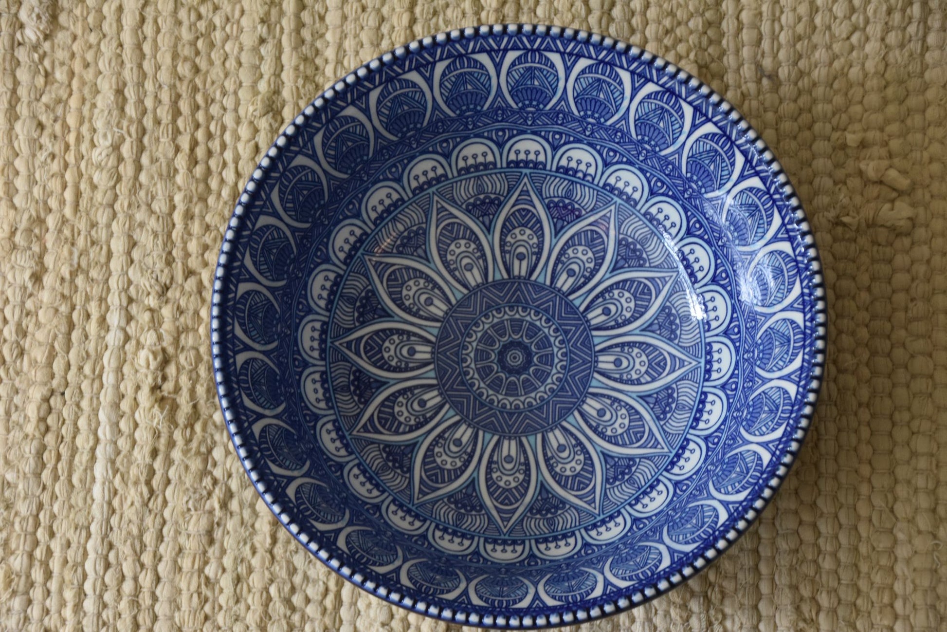 Hand beschilderde keramieken kommen