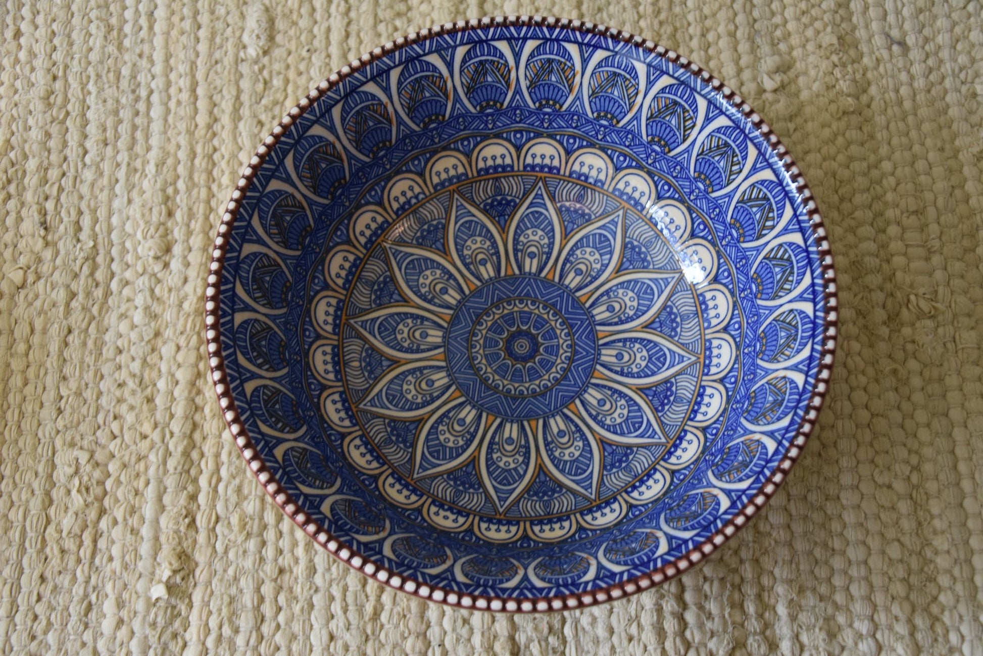 Hand beschilderde keramieken kommen