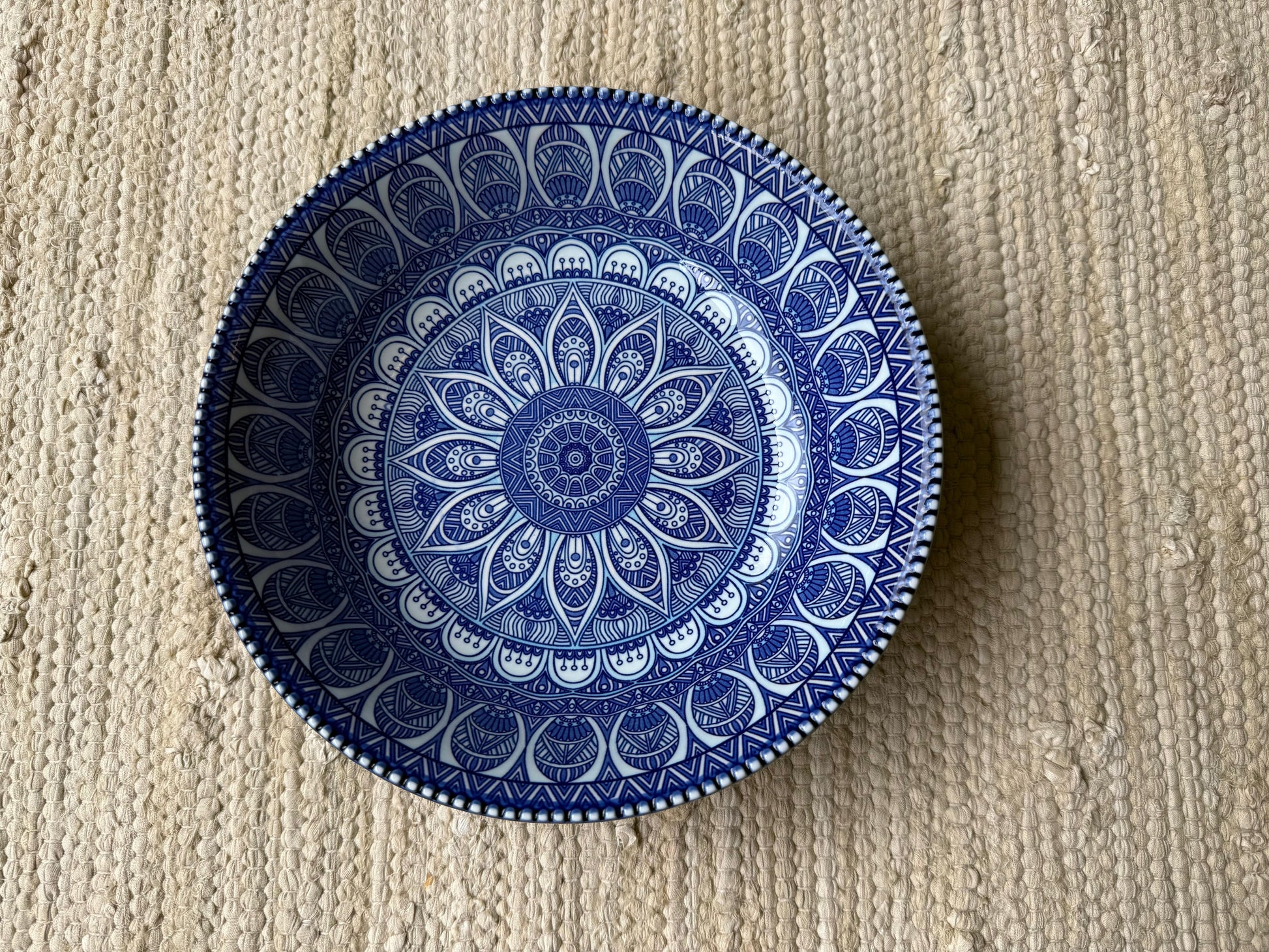 Hand beschilderde keramieken kommen