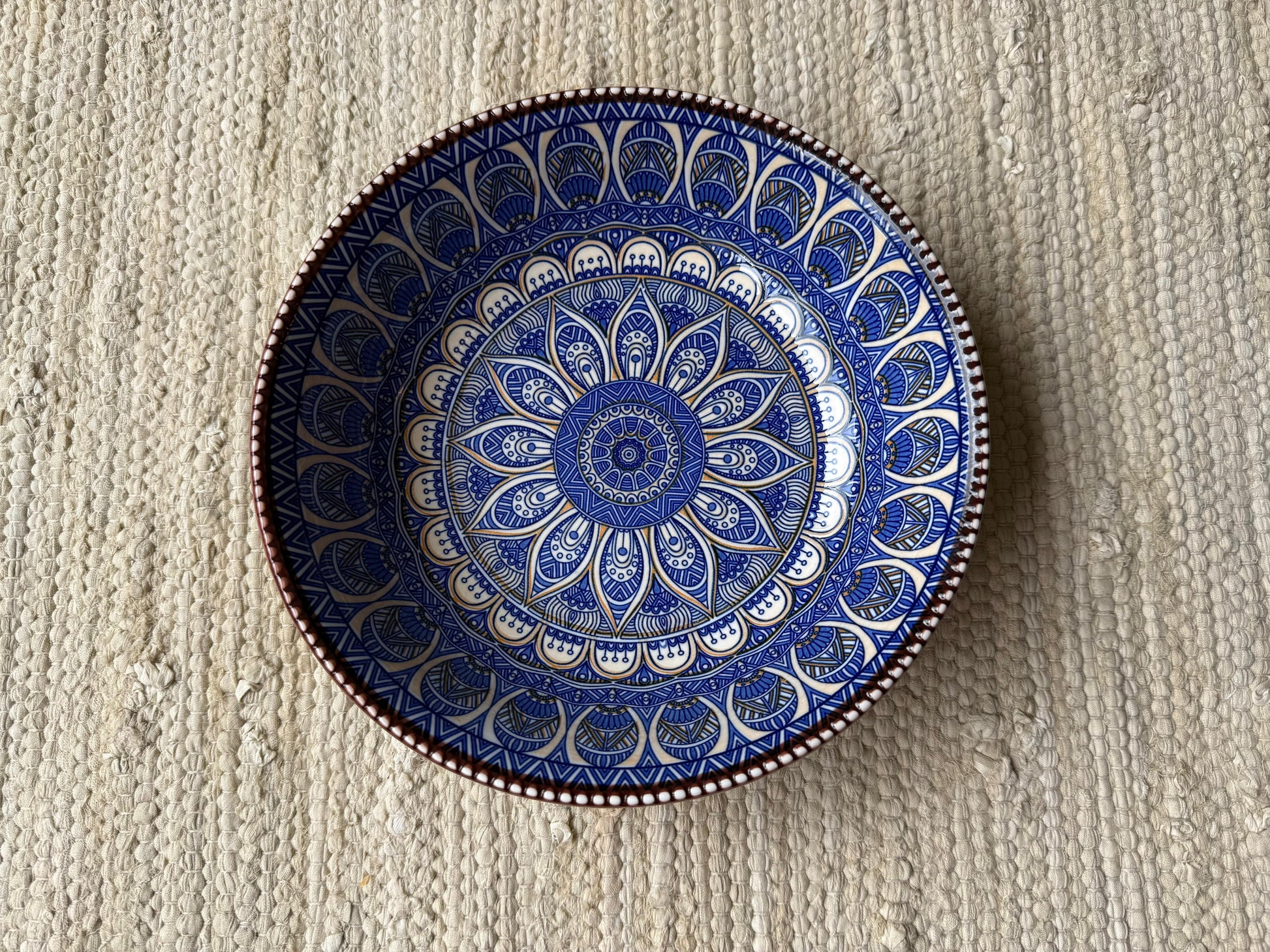 Hand beschilderde keramieken kommen